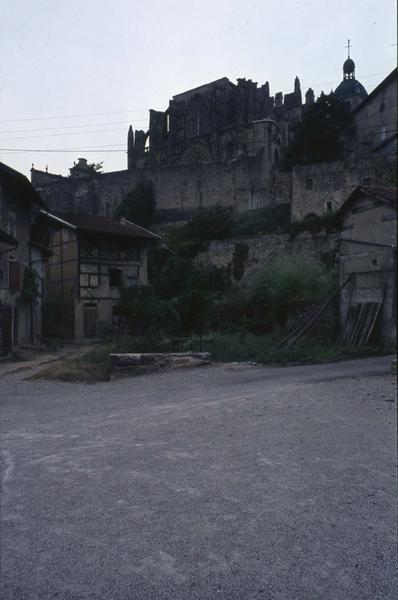 Façade ouest depuis des maisons sur une place