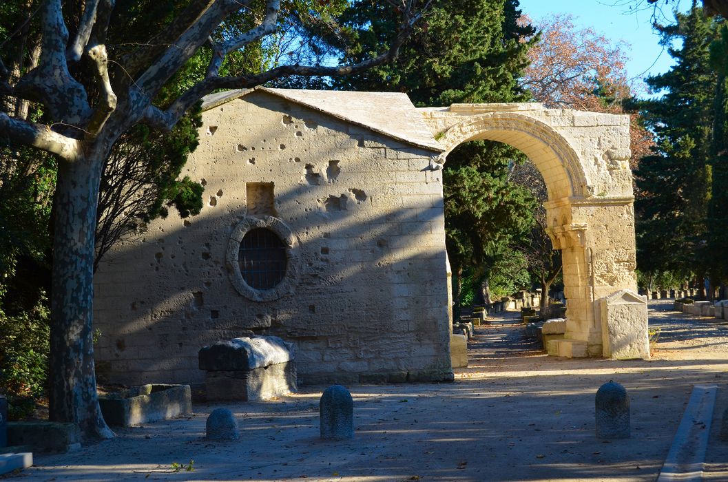 chapelle Saint-Arcuse, élévations ouest, arc roman de l’ancienne église Saint-Césaire-le-Vieux