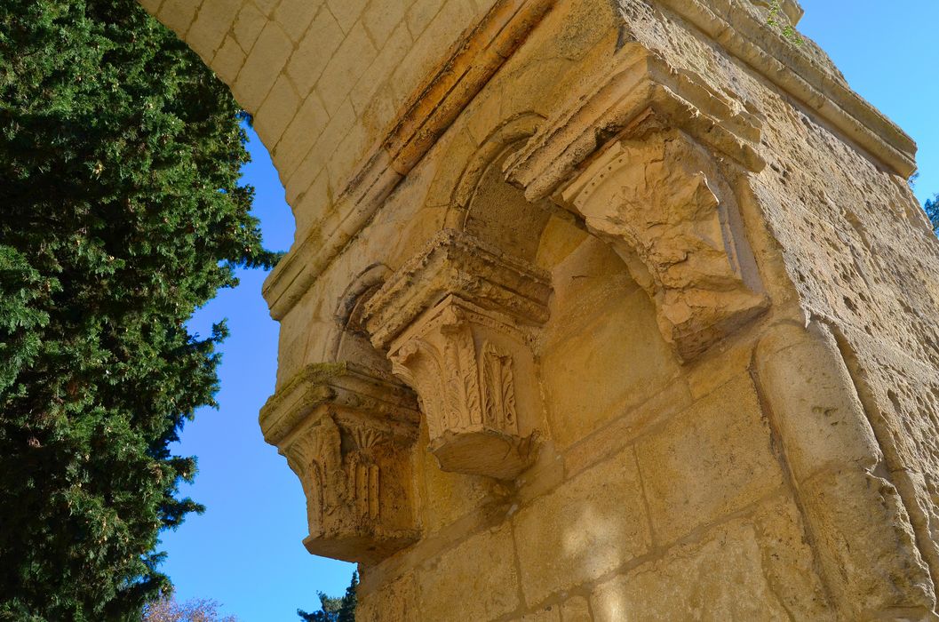 arc roman de l’ancienne église Saint-Césaire-le-Vieux, détail des chapiteaux sculptés