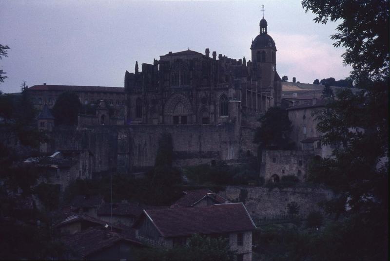 Ensemble sud-ouest de l'église abbatiale, maisons environnantes