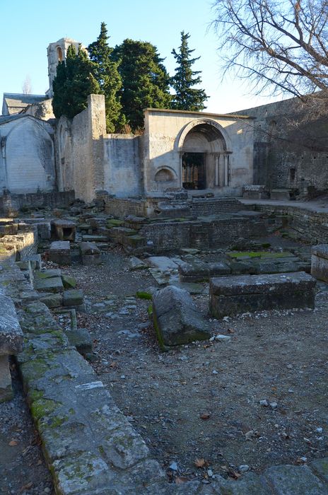 enclos funéraire autour de l’église Saint-Honorat