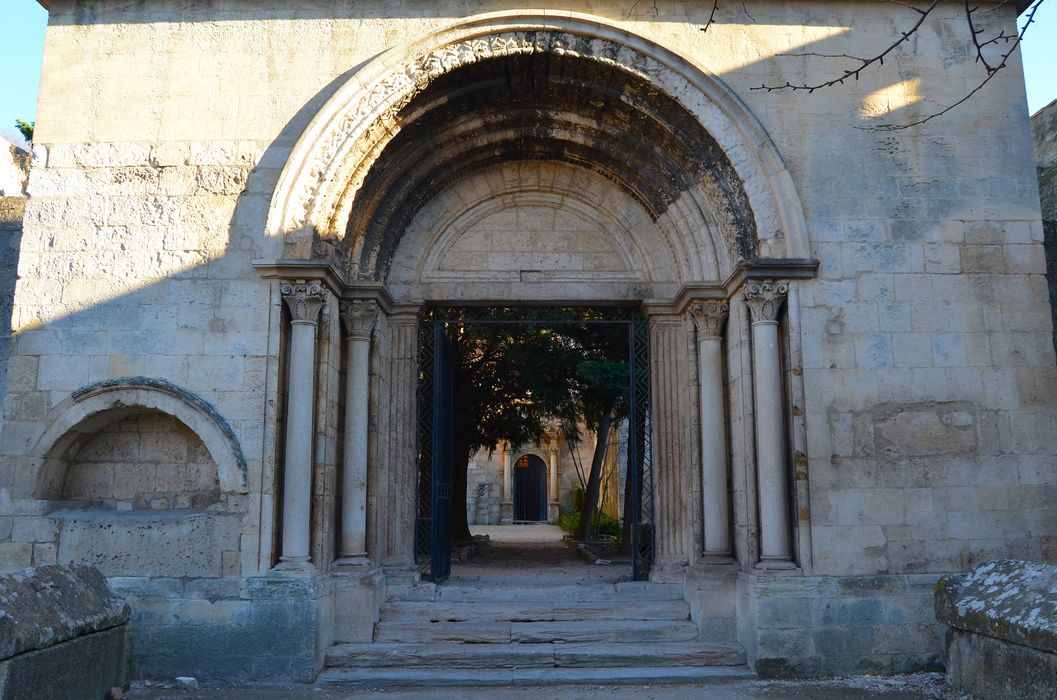 église Saint-Honorat, portail d’accès ouest