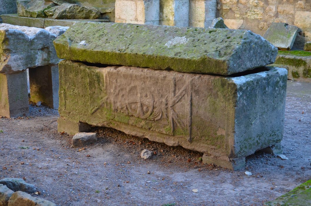 sarcophage dans l’ancienne nef de l’église Saint-Honorat