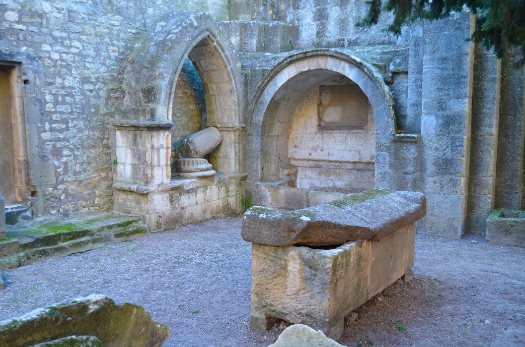 ancienne nef de l’église Saint-Honorat, vue partielle