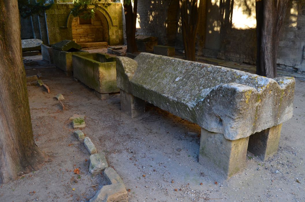 sarcophages dans l’ancienne nef de l’église Saint-Honorat