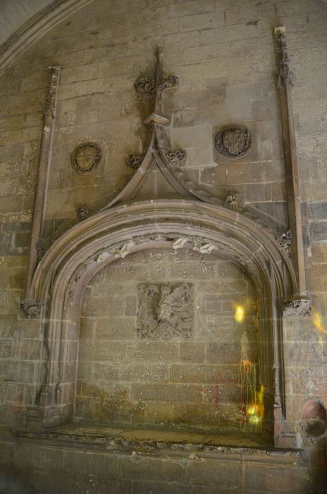 église Saint-Honorat, chapelle latérale nord, enfeu