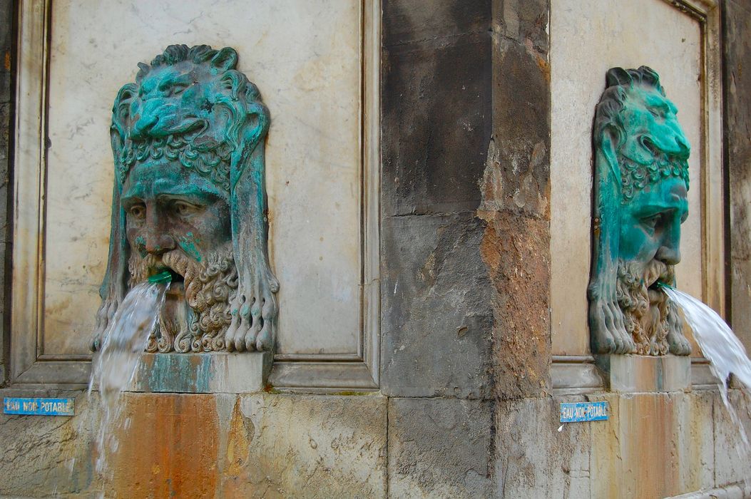 détail des masques de fontaine