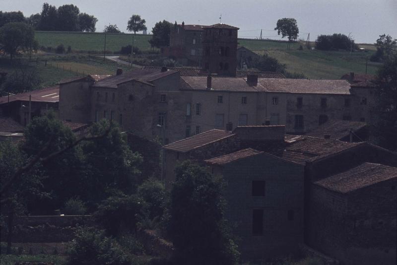 Prieuré et clocher de l'église, maisons environnantes