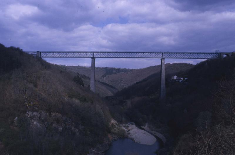 Ensemble du viaduc dans la vallée de la Sioule