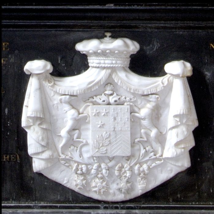 mausolée funéraire du générale La Ferrière, détail des armoiries