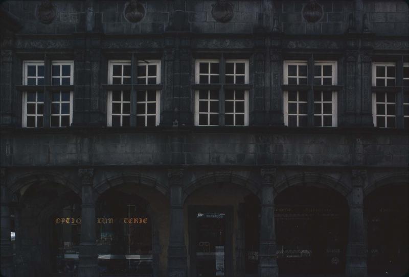 Façade principale sur rue : arcades du rez-de-chaussée et fenestrage du premier étage