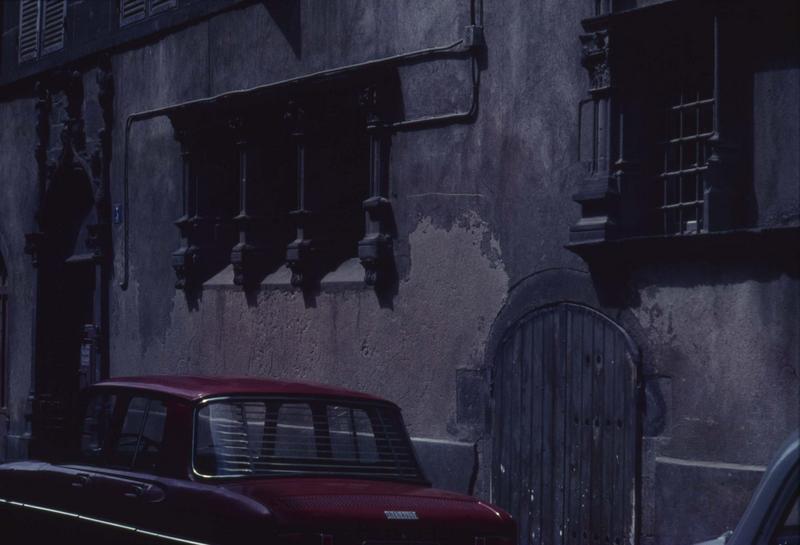 Façade sur rue : fenêtres et porte