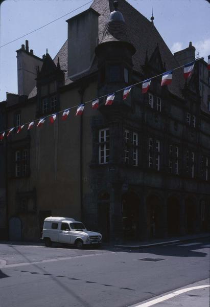 Façade principale sur rue, oriel d'angle