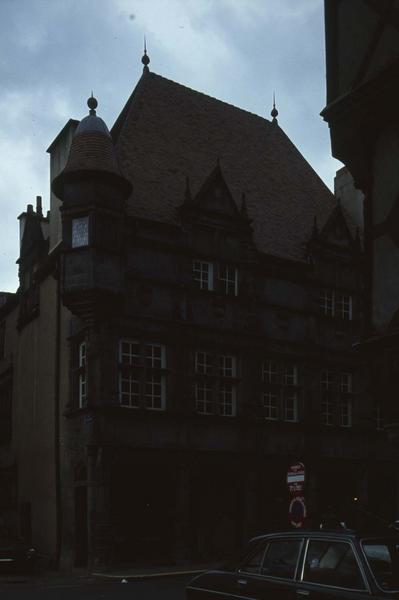 Façade principale sur rue, oriel d'angle