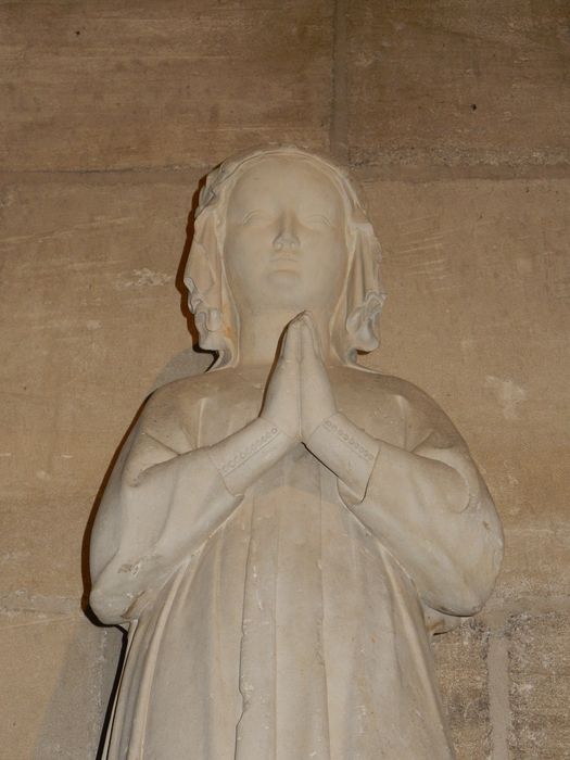 statue : Isabeau de France fille de saint Louis reine de Navarre, vue partielle