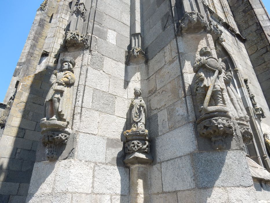 façade latérale sud, détail des statues