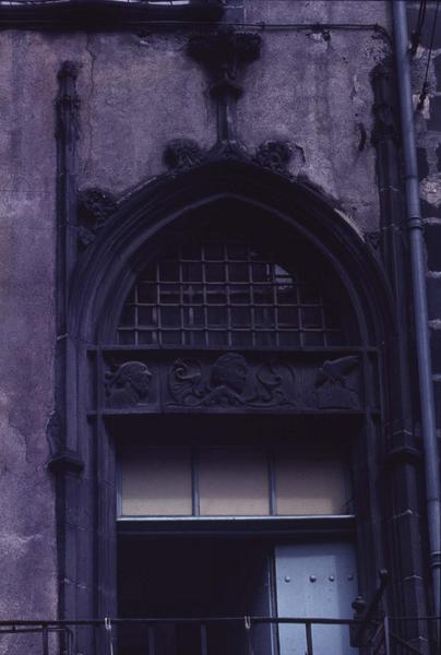 Porte Renaissance, sculptures au fronton