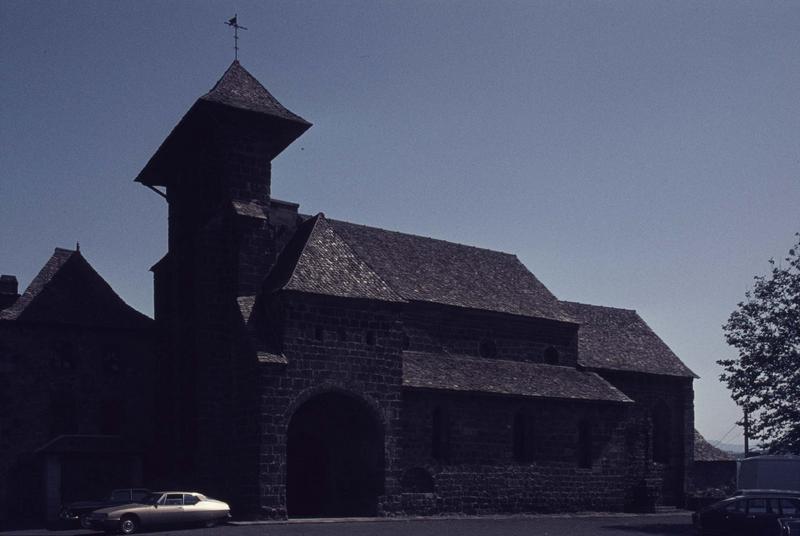 Ensemble sud-ouest et clocher sur une place