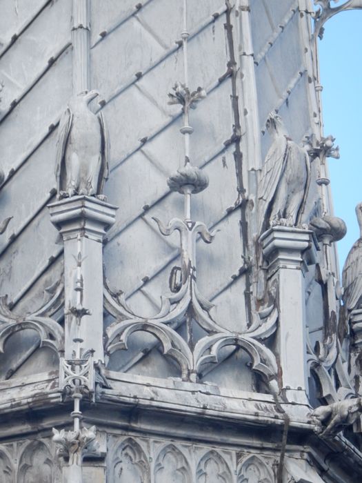 détail des décors situés à la base de la flèche de l’aiguille