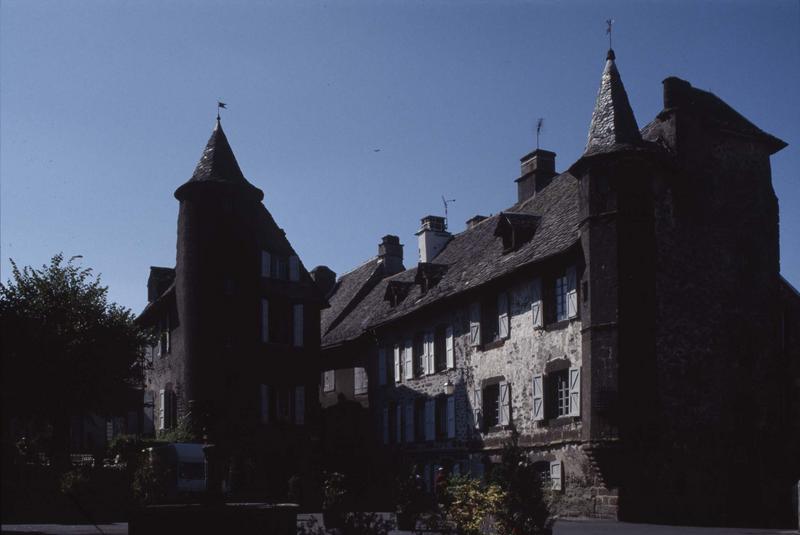 Façade principale sur la place Tyssandier-d'Escous