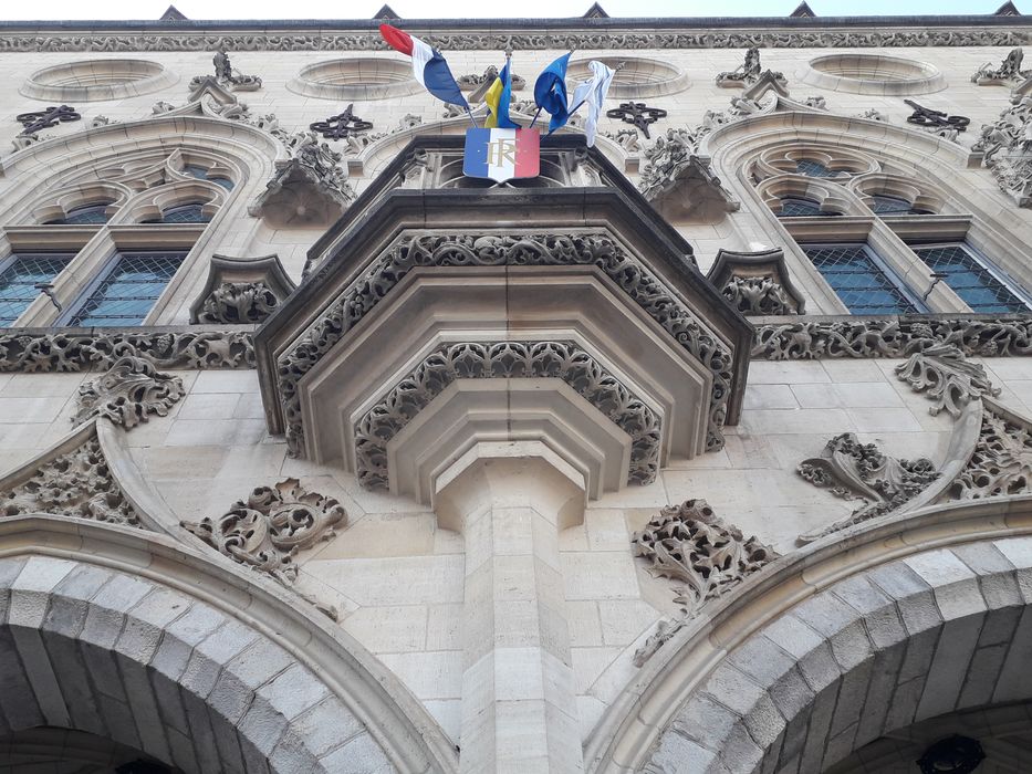 façade antérieure, détail du balcon à encorbellement