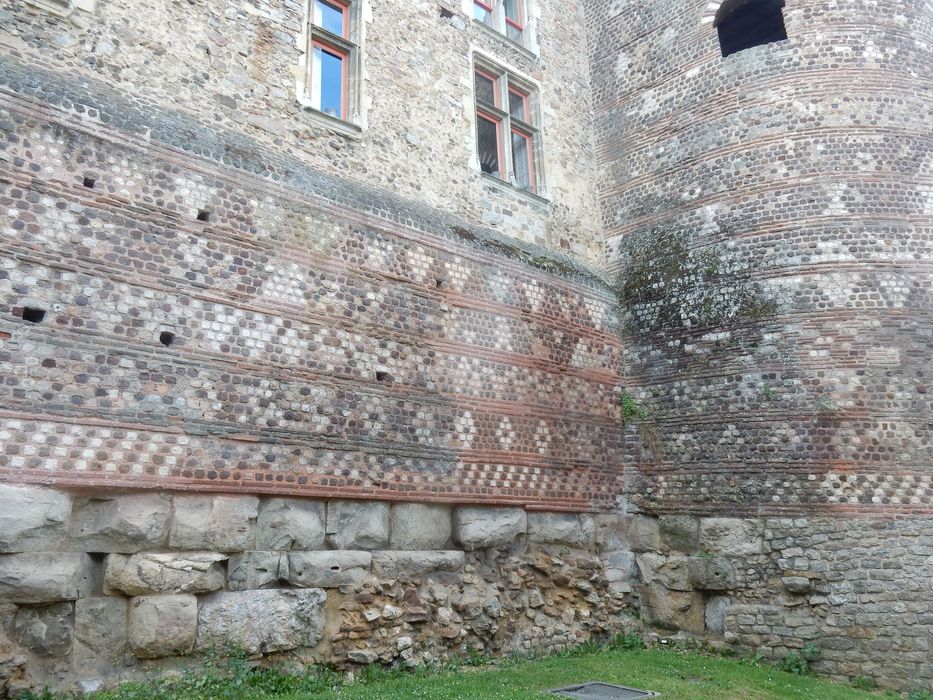 enceinte à proximité de la tour du Vivier