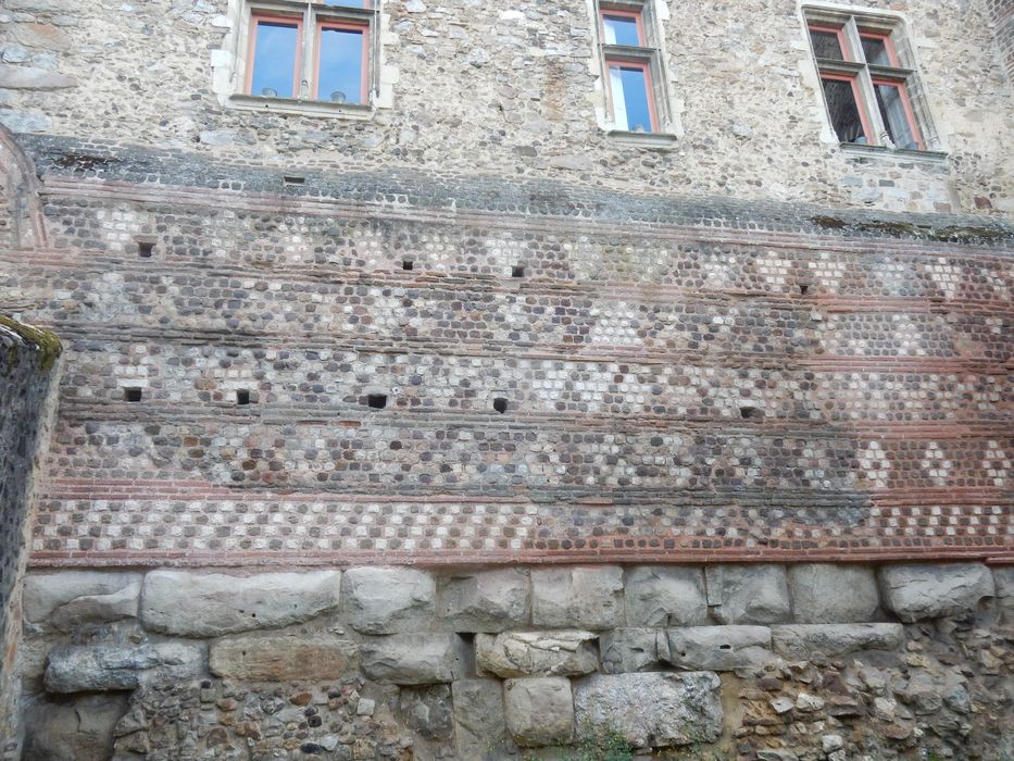 enceinte à proximité de la tour du Vivier