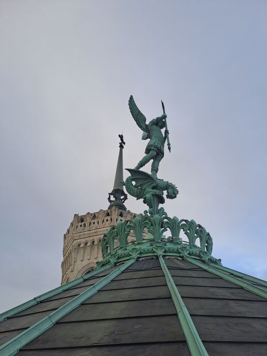 groupe sculpté : Saint Michel terrassant le dragon