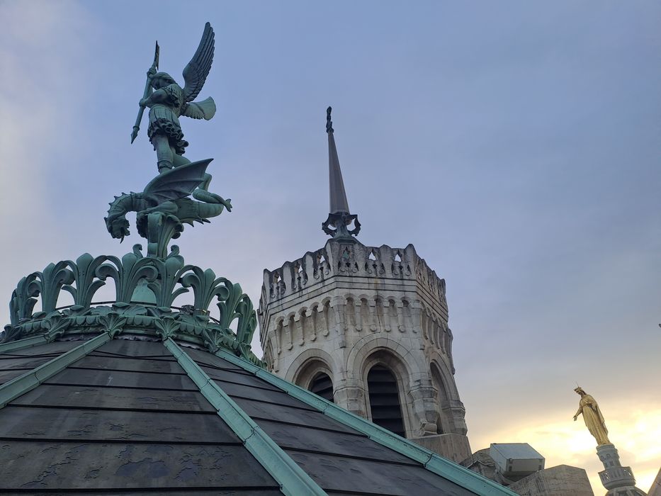 groupe sculpté : Saint Michel terrassant le dragon