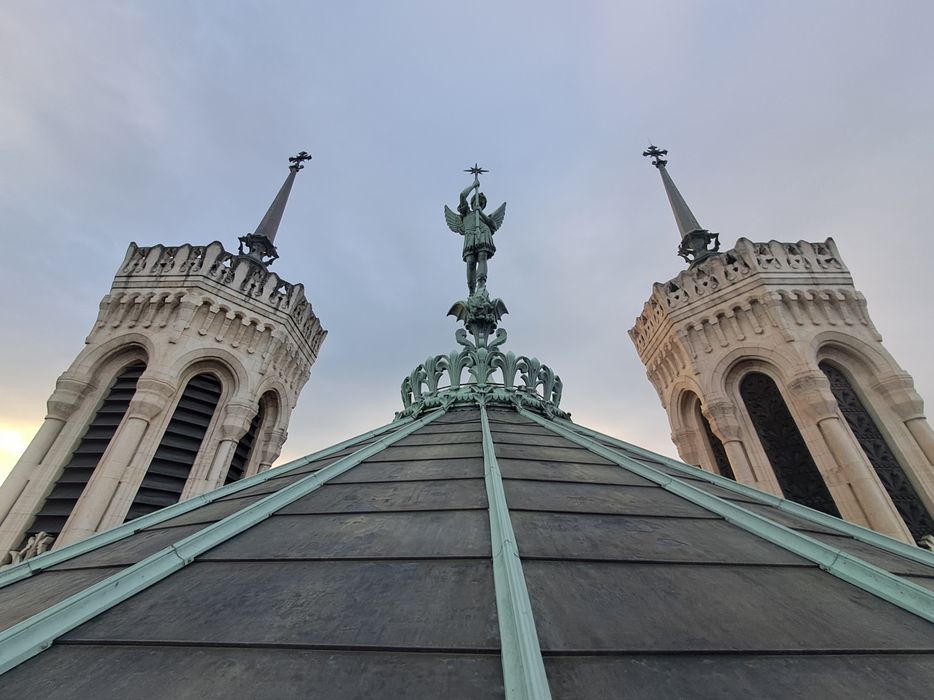 groupe sculpté : Saint Michel terrassant le dragon