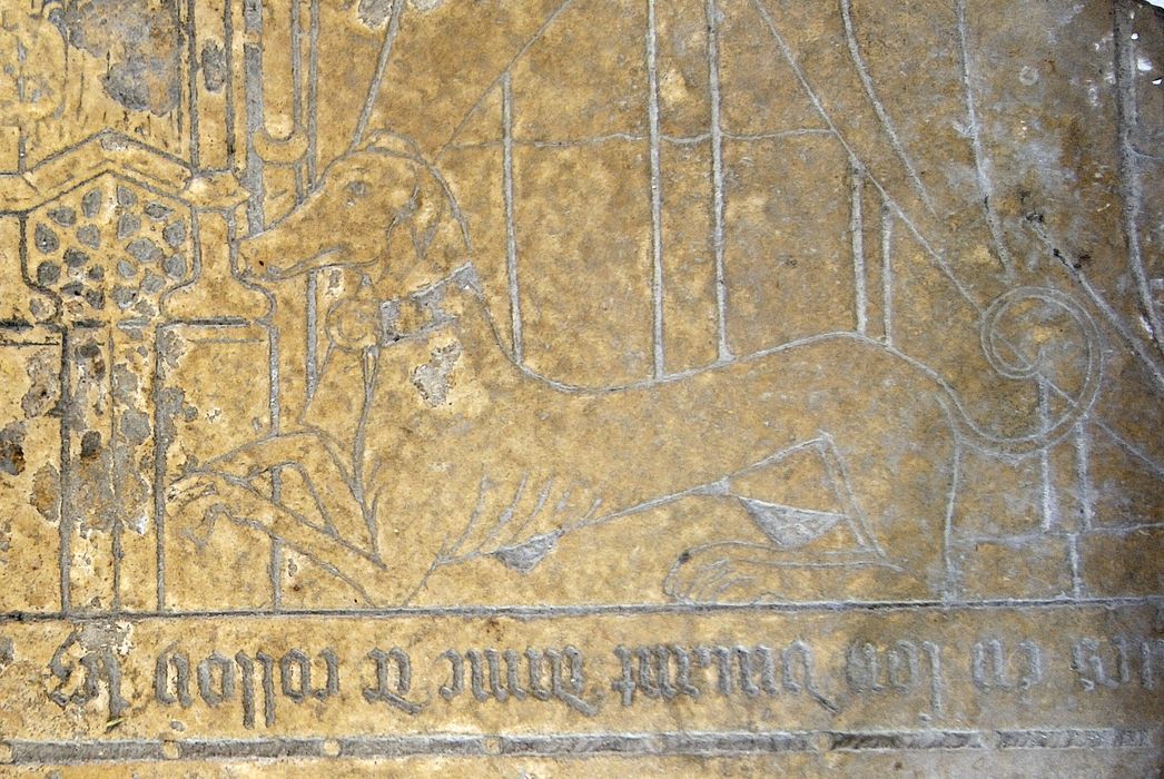 dalle funéraire de la femme de Georges de La Rochelle, seigneur de Ville-Saint-Jacques, détail