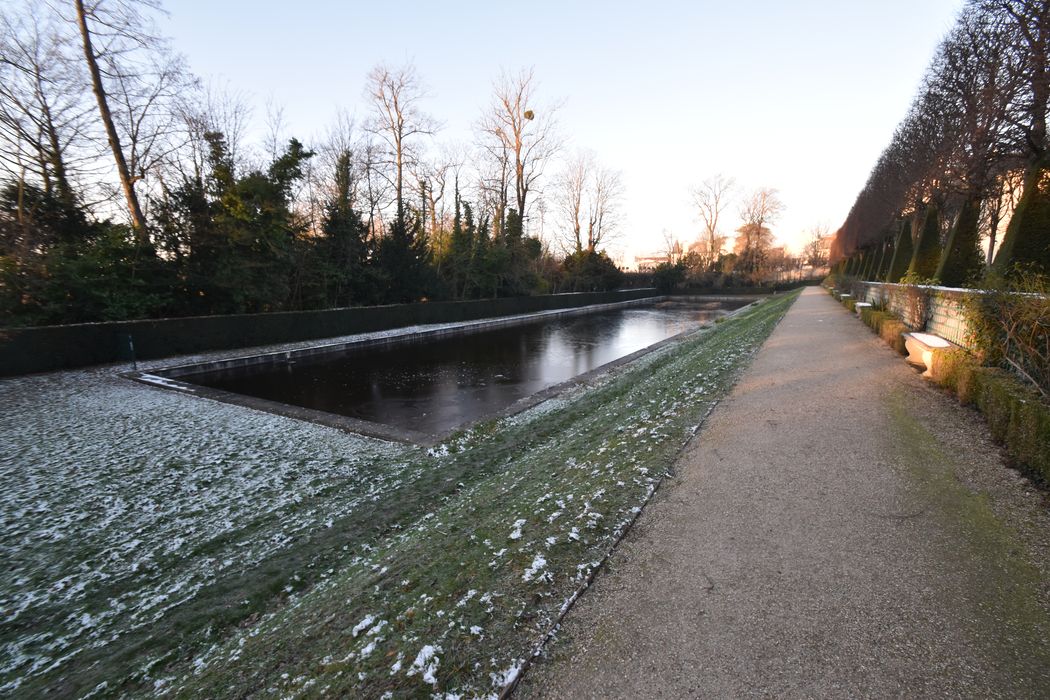 bassin situé au sud du Petit-Château