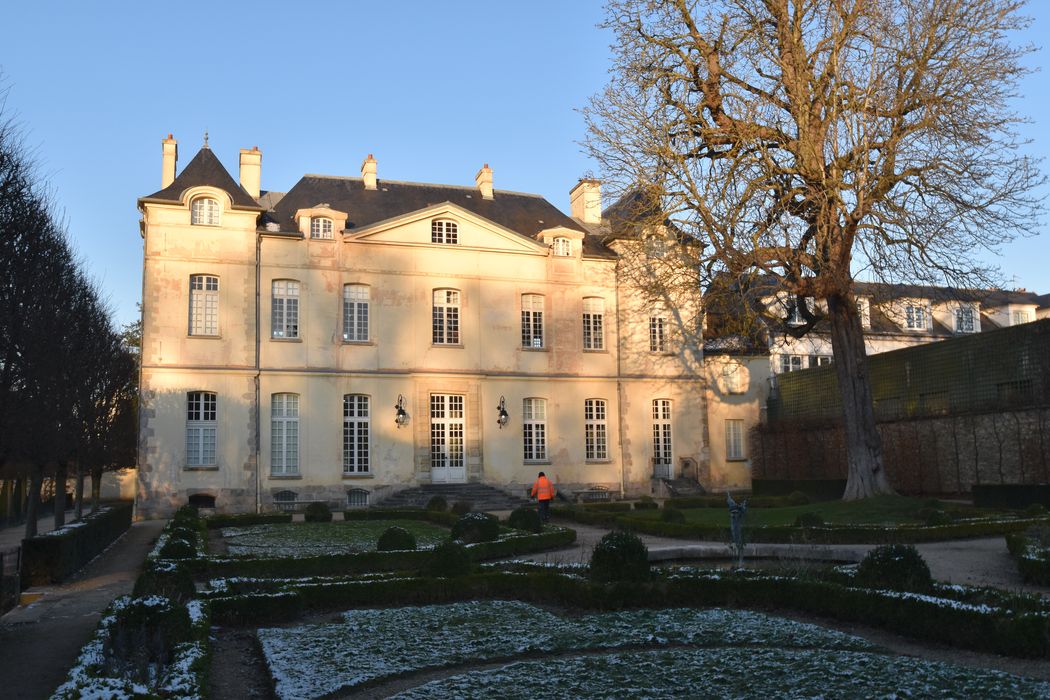 Petit château, façade est