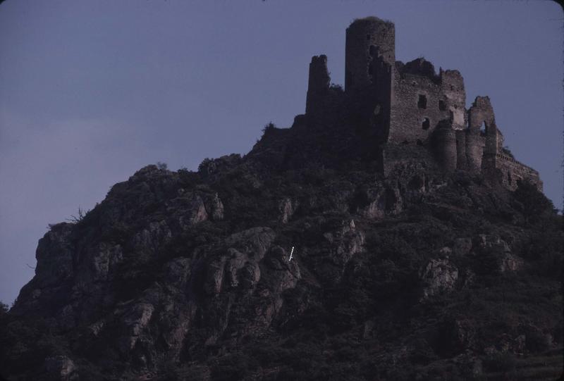 Ruines du château en haut d'une colline