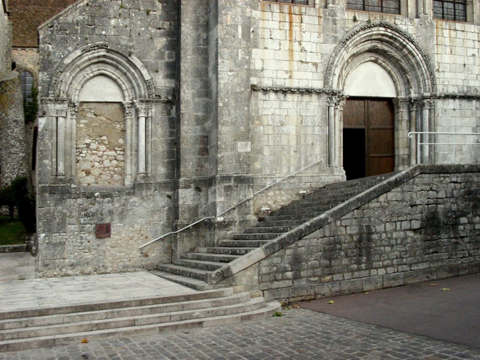 portail d’accès ouest et porte papale