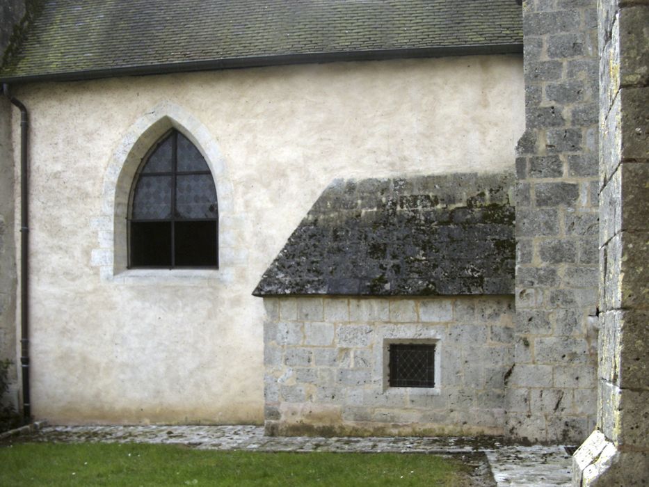 façade latérale nord de la chapelle Sainte-Elizabeth, tombeau de saint Aldéric