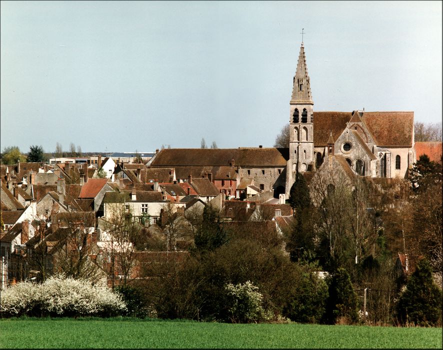 vue partielle de l’église dans son environnement depuis l’Ouest