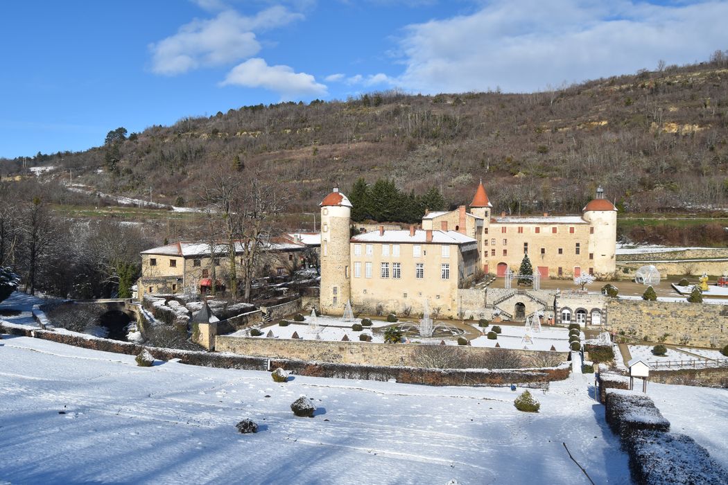 vue générale du château dans son environnement depuis le Sud