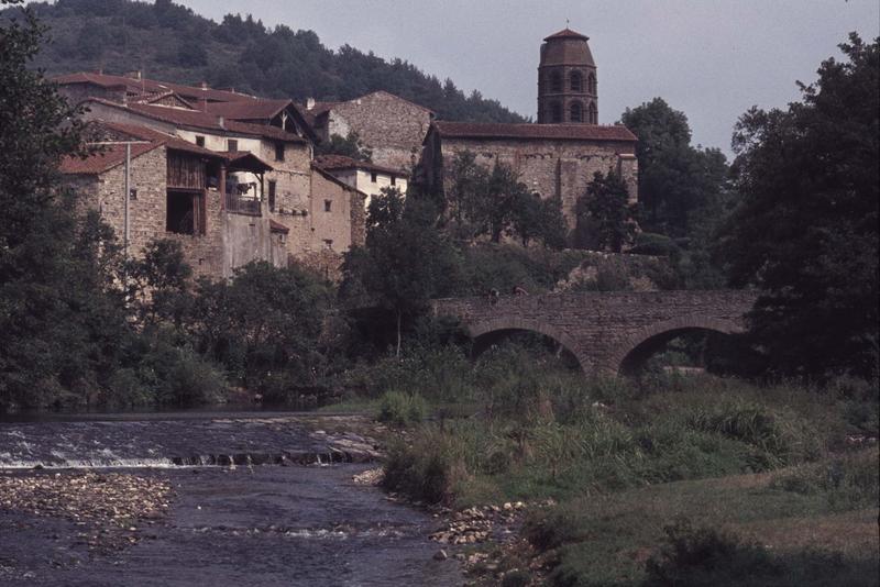 Ensemble et maisons en bordure de la Sénouire