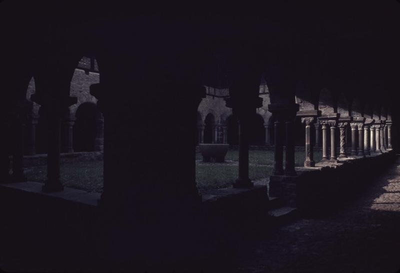 Cloître : intérieur d'une galerie à arcades