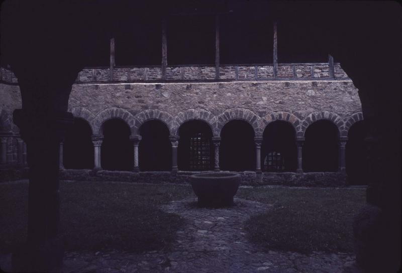 Cloître : galerie à arcades sur jardin