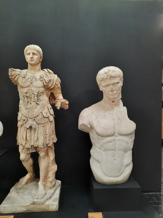 moulages de sculptures d'après l'antique, détails d’oeuvres exposées