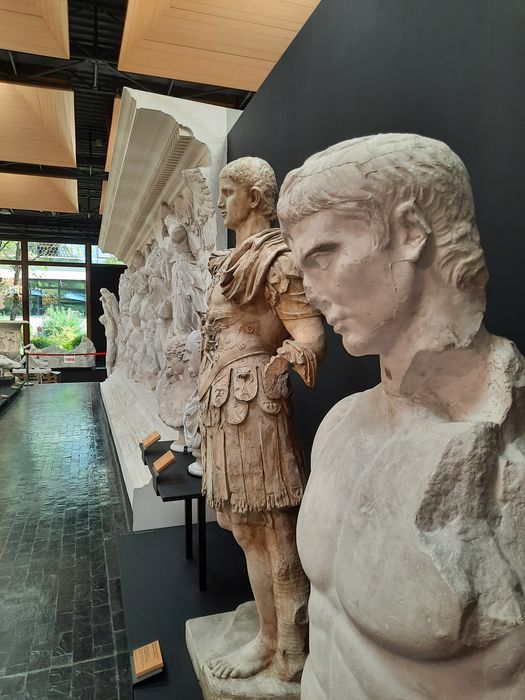 moulages de sculptures d'après l'antique, détails d’oeuvres exposées