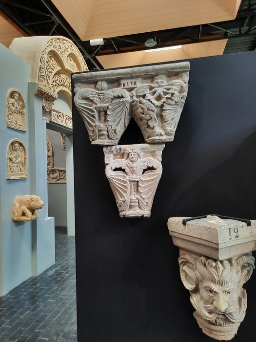 moulages de sculptures d'après l'antique, détails d’oeuvres exposées