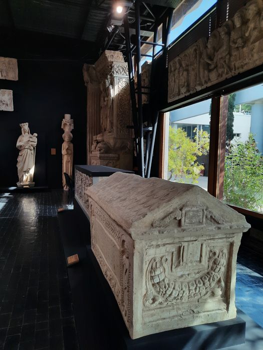 moulages de sculptures d'après l'antique, détails d’oeuvres exposées