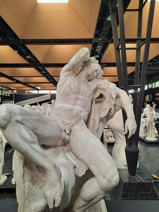 moulages de sculptures d'après l'antique, détail d’une œuvre exposée