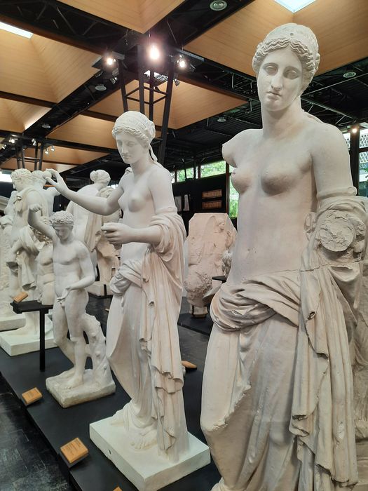 moulages de sculptures d'après l'antique, détails des œuvres exposées