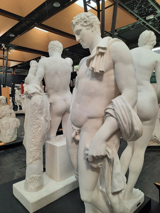 moulages de sculptures d'après l'antique, détails des œuvres exposées