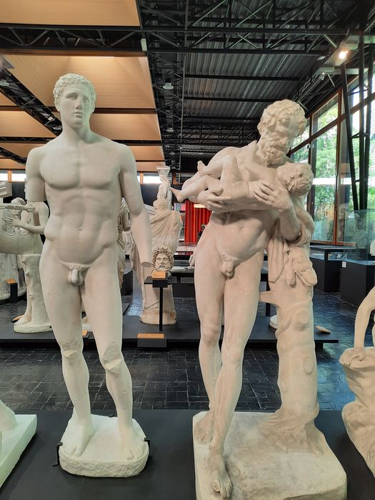 moulages de sculptures d'après l'antique, détails des œuvres exposées