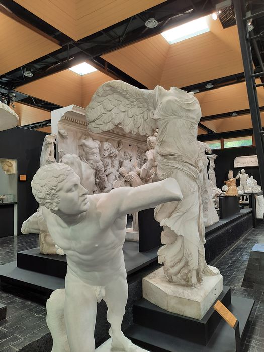 moulages de sculptures d'après l'antique, détails des œuvres exposées